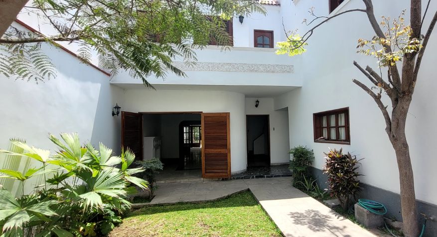 Excelente casa en venta como terreno San Isidro